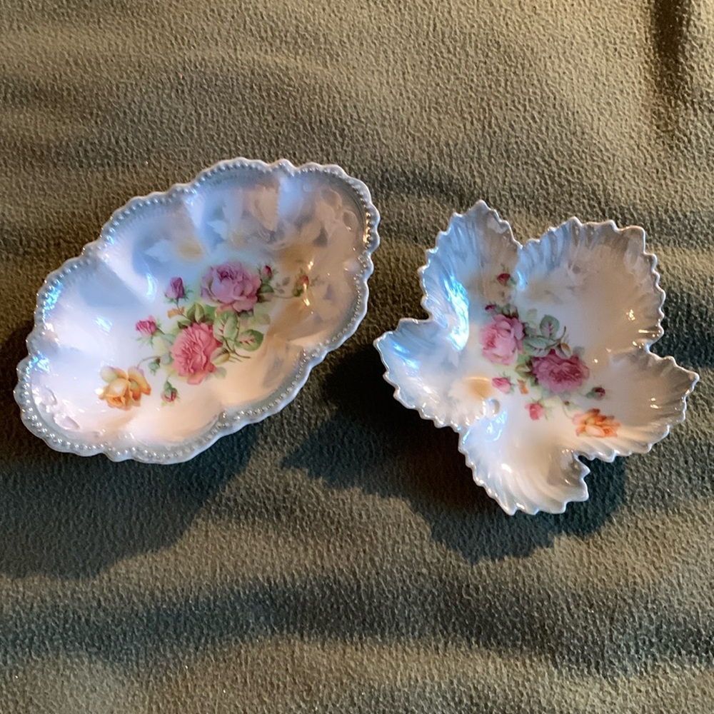 2 Vintage Leuchtenburg German bowls. Sizes approx 7.5” x 5” & 5.5” x 5.75”